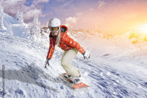 Snowboardfahrerin gleitet durch den Pulverschnee