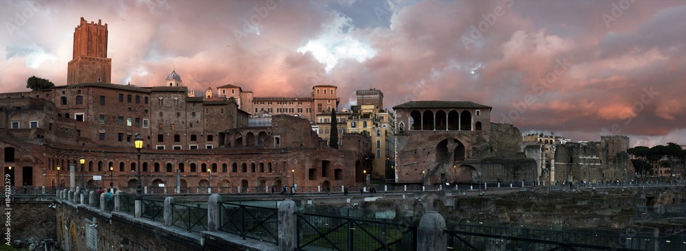 Roma, Italia. Vista panoramica del Foro Traiano dall'alto. Cielo di fuoco. Immagine ad alta risoluzione