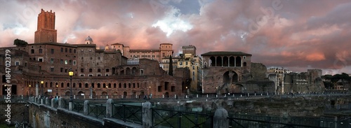 Roma, Italia. Vista panoramica del Foro Traiano dall'alto. Cielo di fuoco. Immagine ad alta risoluzione