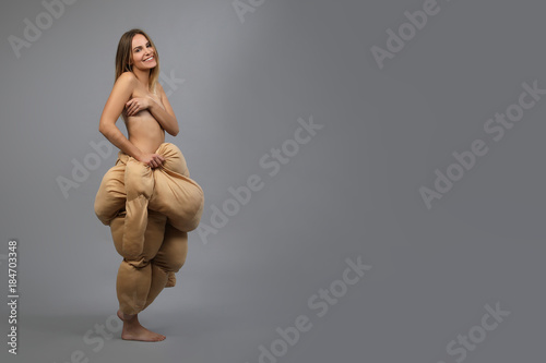 Hübsche Frau mit Fatsuit lacht
