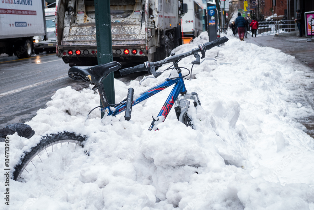 Naklejka premium Snowed-in bike in Manhattan