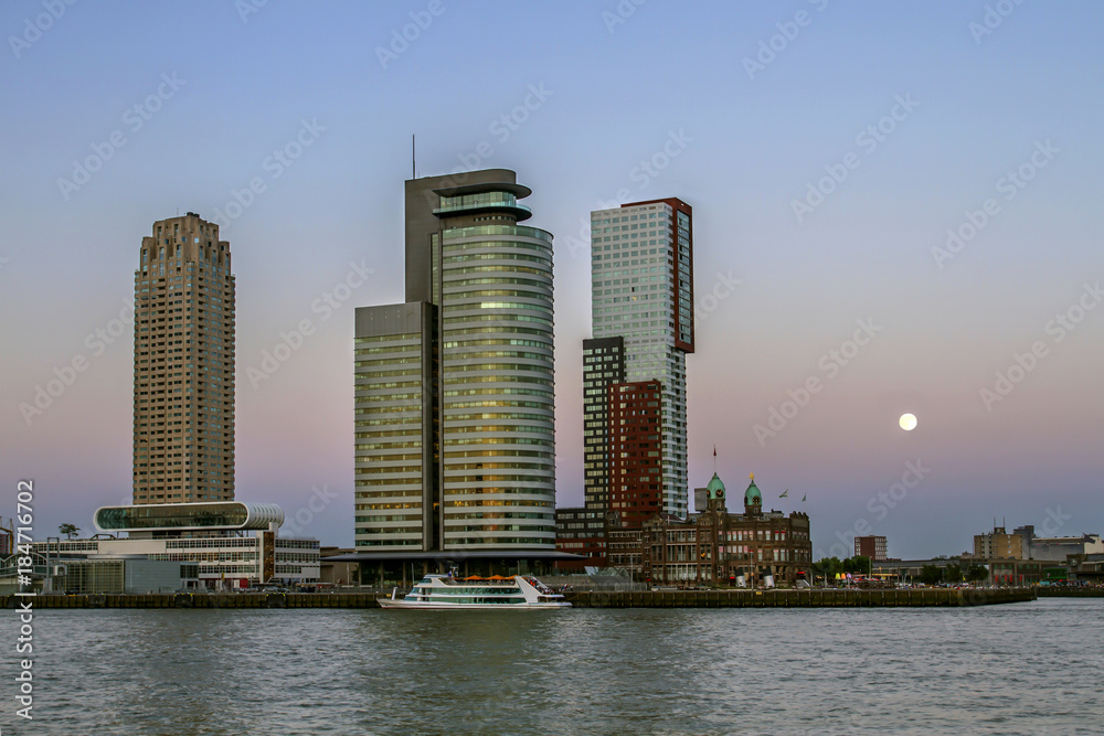 Obraz premium ROTTERDAM, HOLLAND. Rotterdam city center in the evening. South Holland. Skyscrapers on the shore.