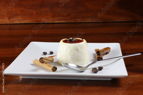Bilde på lerret Panna cotta con caramello alla cannella e caffè