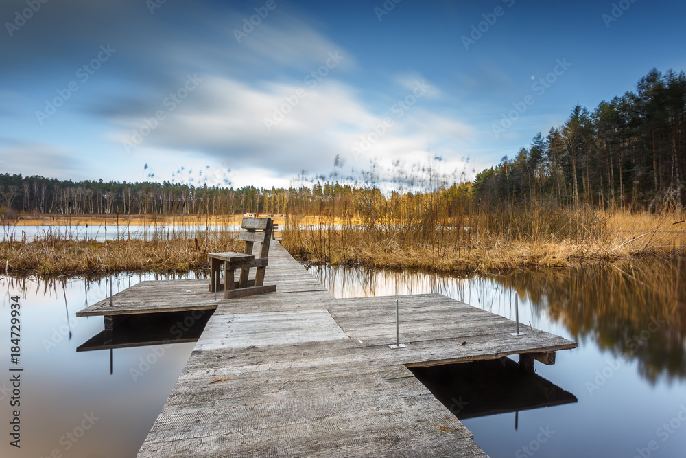 Obraz premium Small woody fishing pier at the lake.