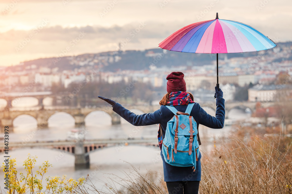 Fototapeta premium Dziewczyna spaceru z parasolem w deszczowy dzień w historycznym centrum Pragi, Europa