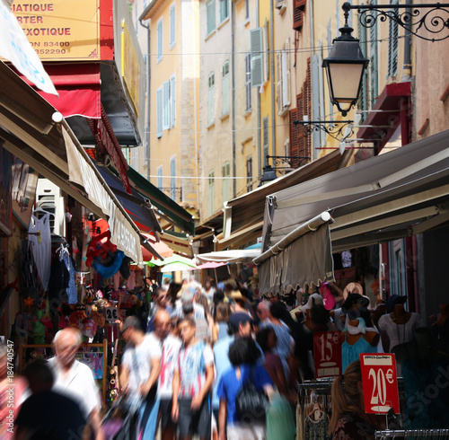 Obraz na plátně crowded shopping street in old town HYERES in southern France