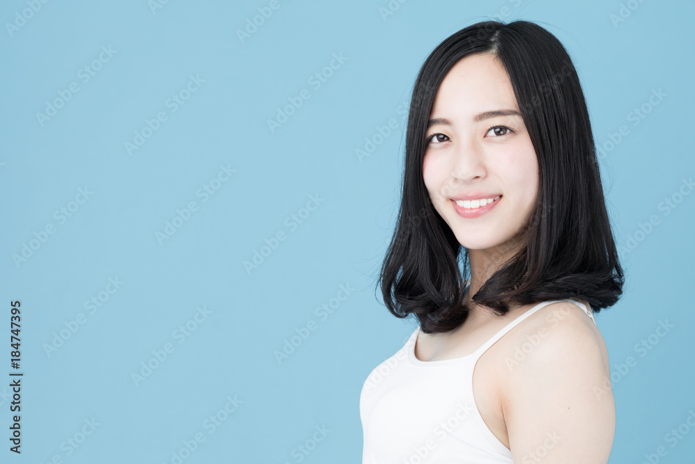 女性ポートレート ブルーバックイメージ 女性ポートレート ブルーバックイメージ