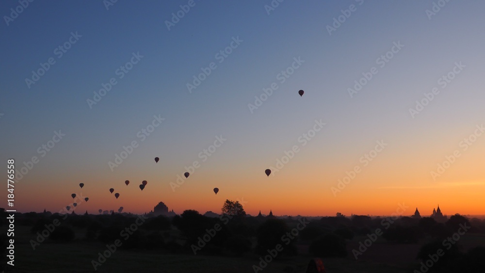 Obraz premium balloon over plain of Bagan in misty morning, Mandalay, Myanmar