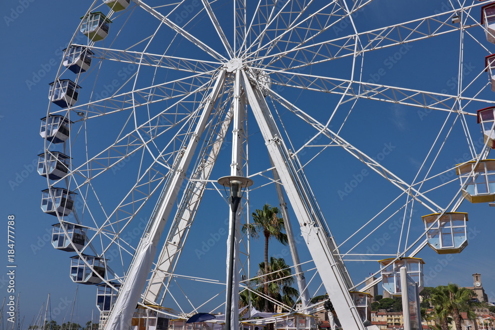 Grande roue dans le ciel bleu