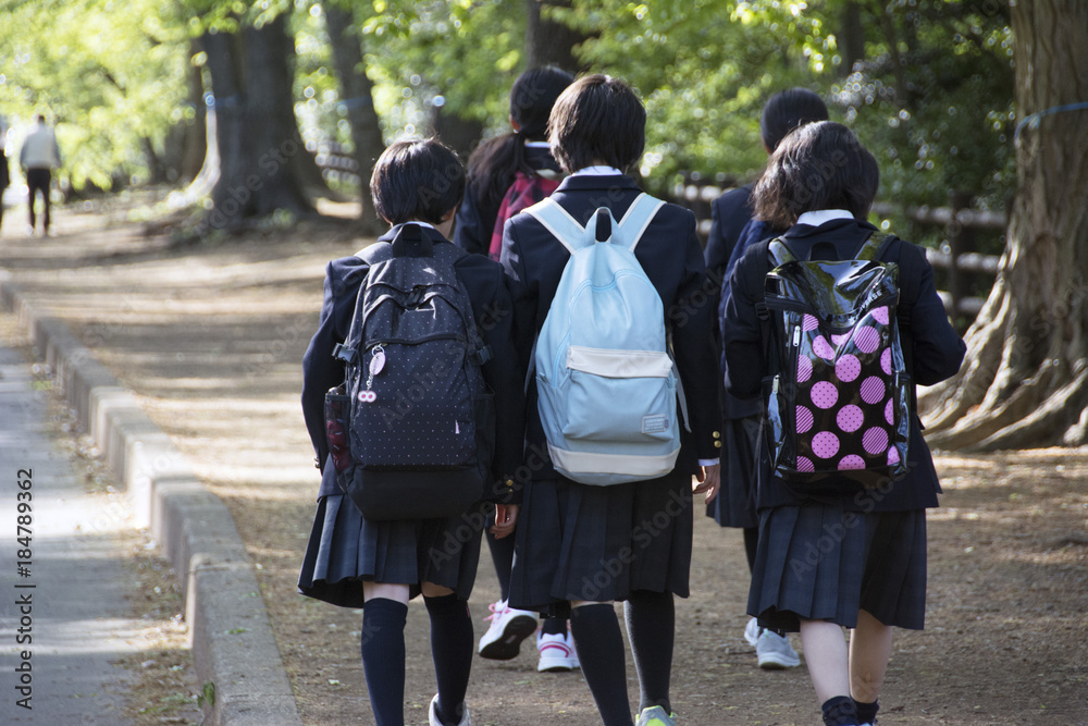 下校する学生 下校する学生