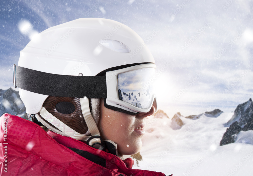snowboarderin blickt in die winterlandschaft