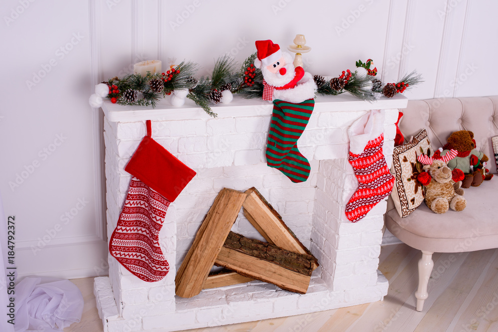 Obraz premium A beautiful living room decorated for Christmas with Christmas tree and presents under it