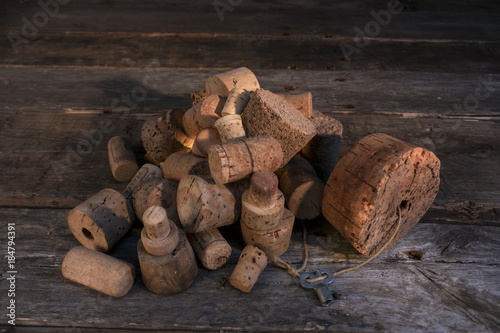 Alte Tonflaschen mit verschiedenen Kork Korken