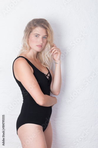 Mädchen stehend im Fotostudio im Body