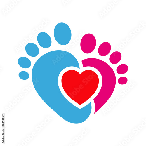 Icono plano corazon con pies infantiles rosa y azul en fondo blanco