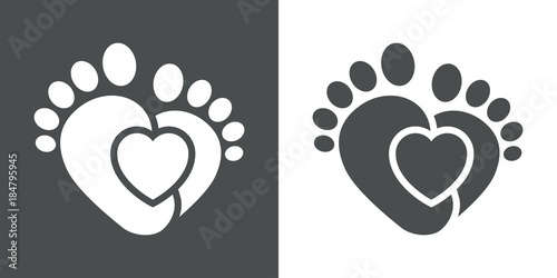 Icono plano corazon con pies infantiles gris y blanco