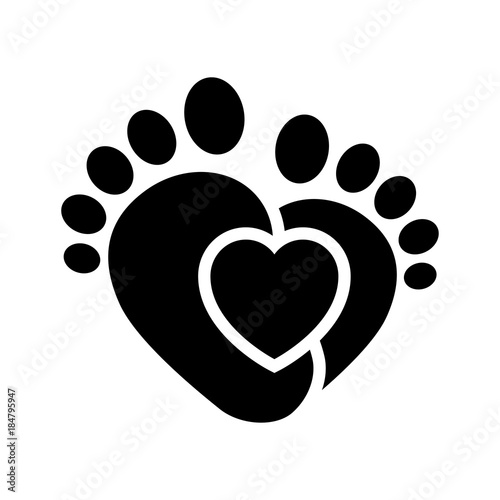 Icono plano corazon con pies infantiles negro en fondo blanco