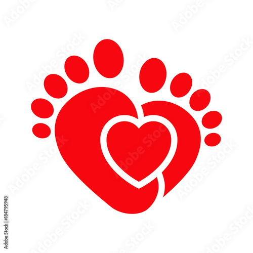 Icono plano corazon con pies infantiles rojo en fondo blanco