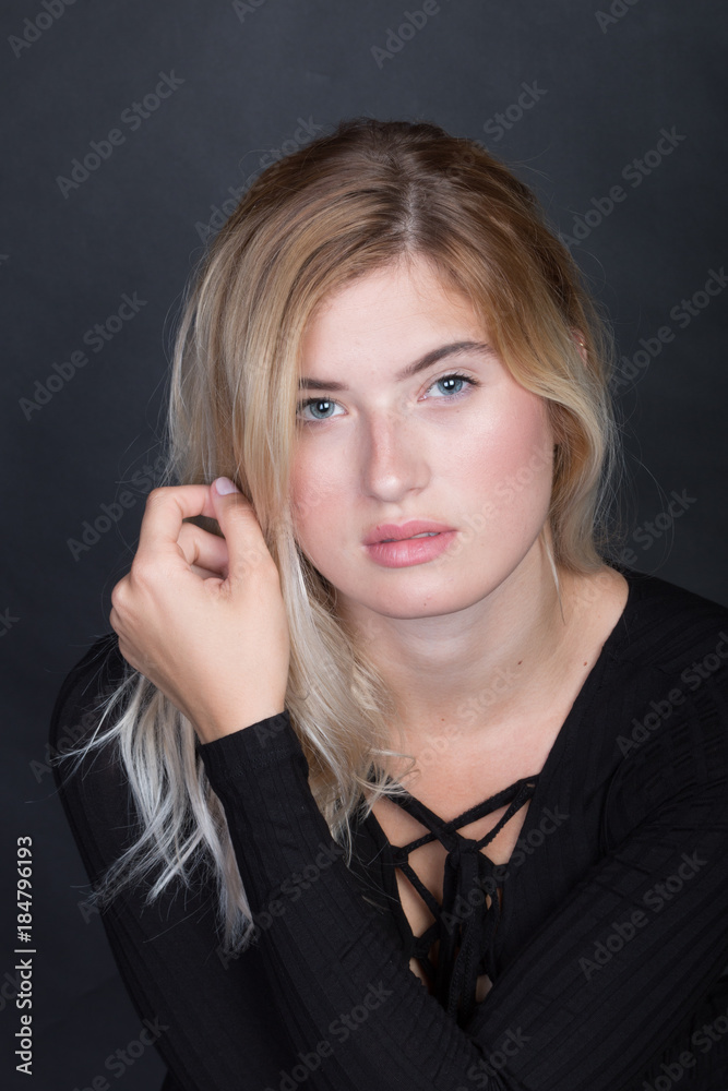 Frau im Body auf Stuhl im Fotostudio
