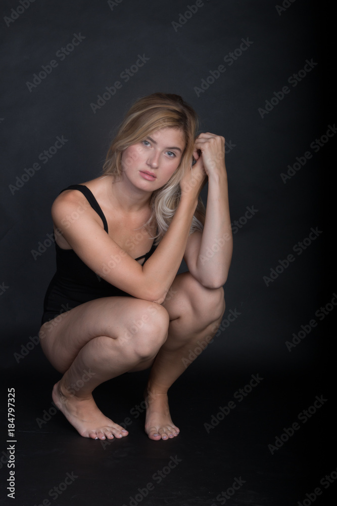 Fototapeta premium Mädchen schwarzer Hintergrund Fotostudio