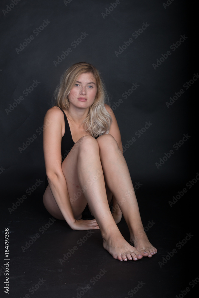Mädchen schwarzer Hintergrund Fotostudio Mädchen schwarzer Hintergrund Fotostudio
