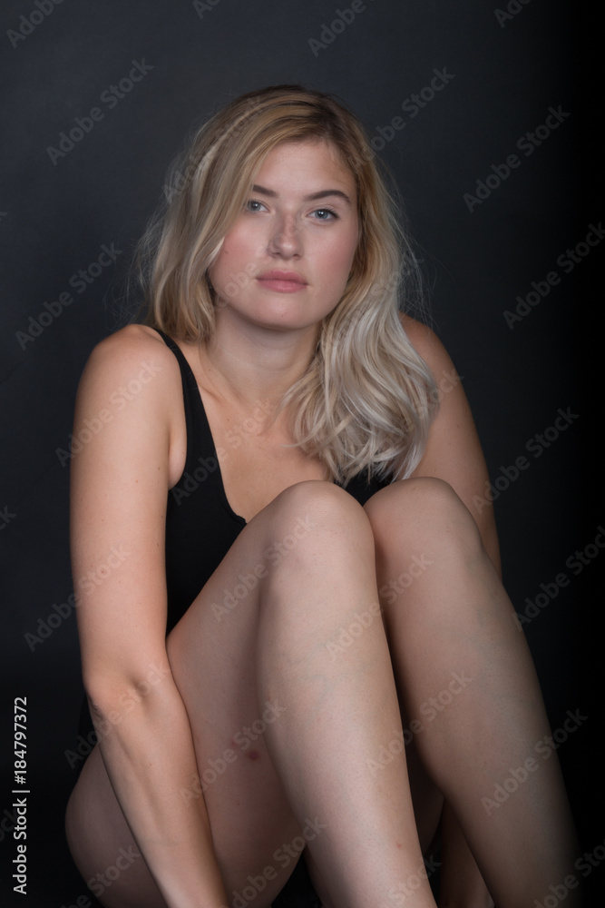 Mädchen schwarzer Hintergrund Fotostudio Mädchen schwarzer Hintergrund Fotostudio