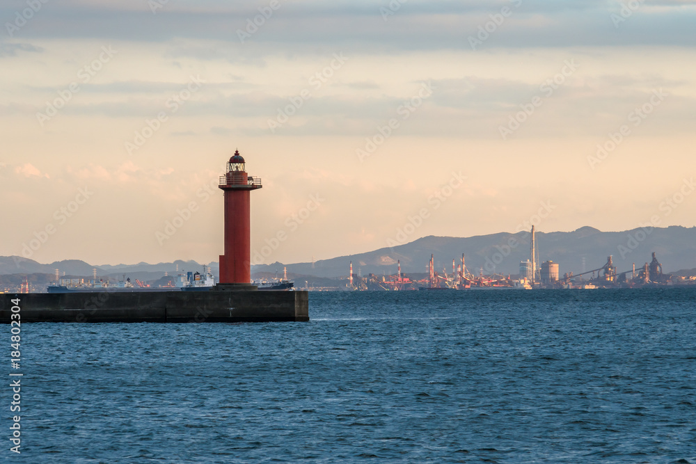夕焼け空と港の赤い灯台