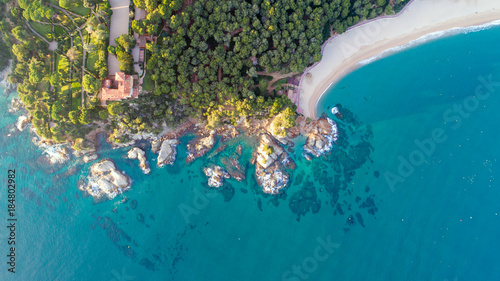 Photo aérienne de la côte méditerranéenne à Lloret de Mar photo