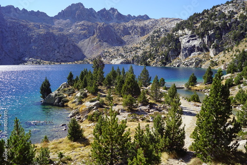 Fototapeta Naklejka Na Ścianę i Meble -  Parque Nacional Aiguestortes i Estany Sant Maurici - estany negre