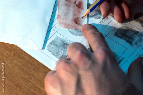 Tablou pe pânză The forensic reader compares fingerprints