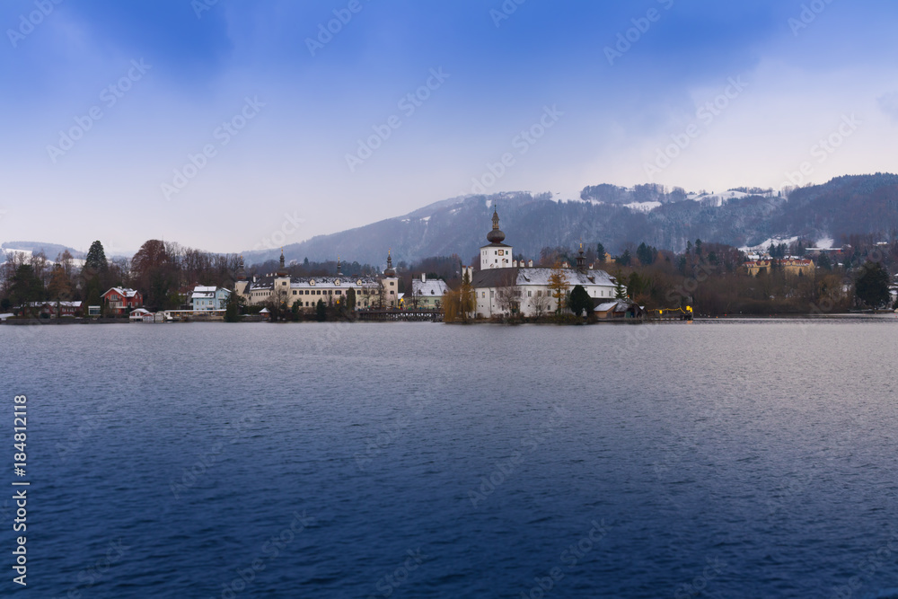 Winter am Traunsee in Gmunden, Schloss Ort oder Schloss Orth. Winter am Traunsee in Gmunden, Schloss Ort oder Schloss Orth.