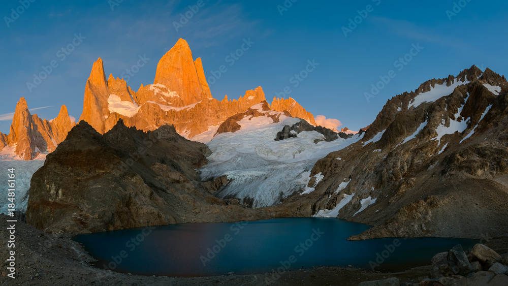Sunrise at the Laguna de los Tres with Fitz Roy in the background in Los Glaciares national park in Patagonia, Argentina