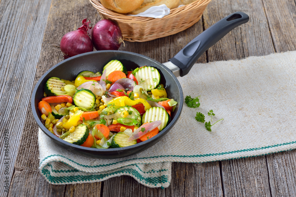Veganes Gericht: Gemischtes kurzgebratenes Gemüse in der Pfanne ...