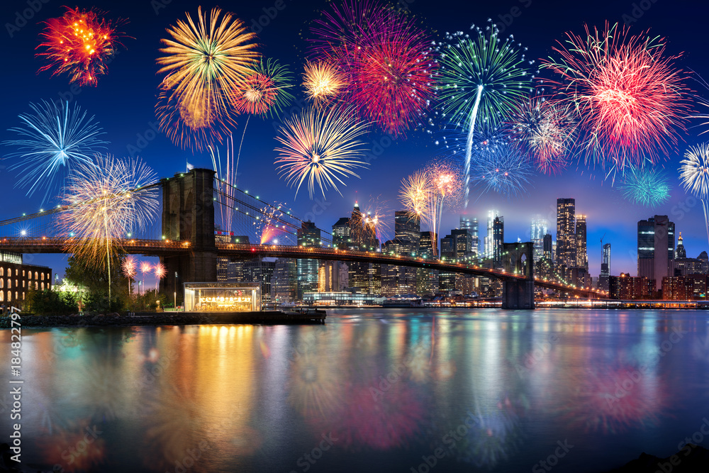 Feuerwerk über der Brooklyn Bridge in New York City, USA