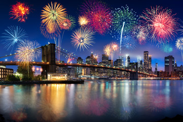 Feuerwerk über der Brooklyn Bridge in New York City, USA