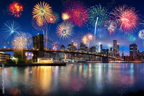 Feuerwerk über der Brooklyn Bridge in New York City, USA