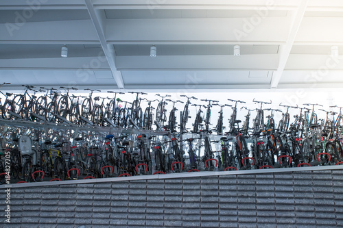 Abgestellte Fahrräder auf einem Bahnhof, Sonnenschein