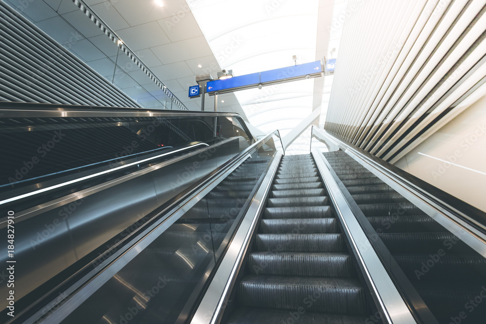 Rolltreppe auf Bahnhof, verreisen, Sonnenstrahlen Rolltreppe auf Bahnhof, verreisen, Sonnenstrahlen