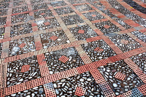 Place pavée avec briques creuses et galets / Taormina - Sicile