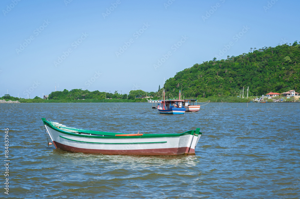 Pequeno barco pesqueiro em praia 