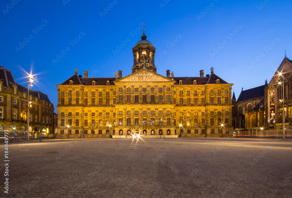 Fototapeta premium Pałac Królewski na placu tamy w Amsterdamie