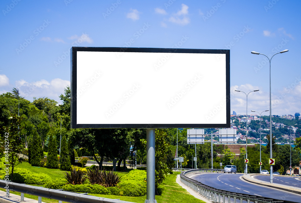 Obraz premium Blank white billboard against the blue sky