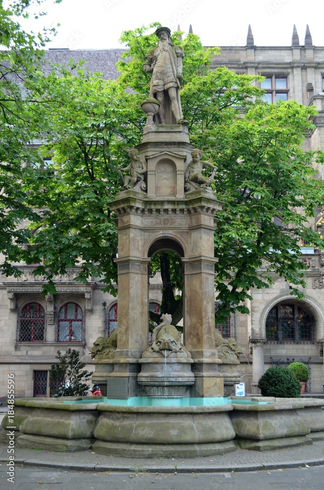 Duisburg - Mercator Brunnen vor dem Rathaus