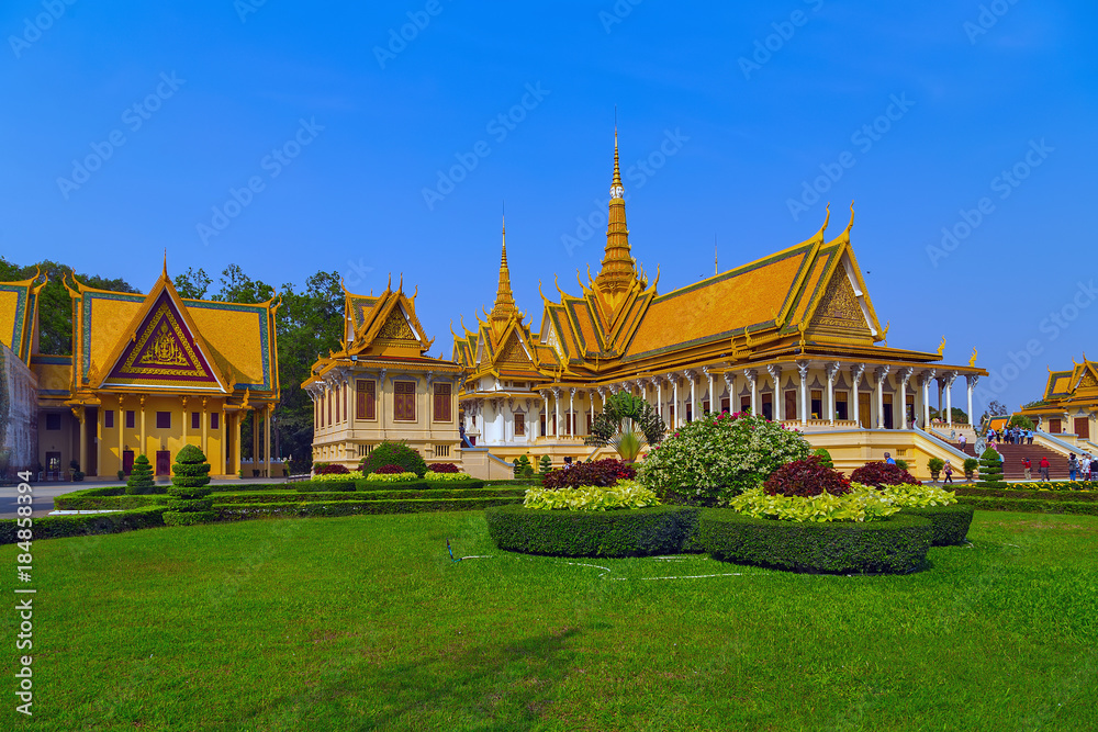 Naklejka premium Golden temple Royal Palace Pnom Penh, Cambodia