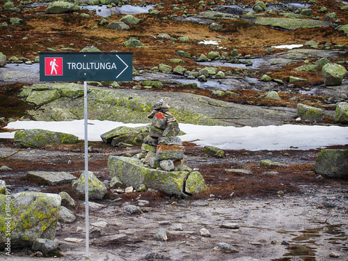 Plate-pointer for the way to Trolltunga (Troll tongue), Norway