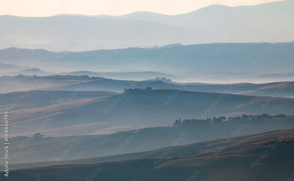 Obraz premium Morgennebel über den Hügeln der Toskana im Val d'orcia