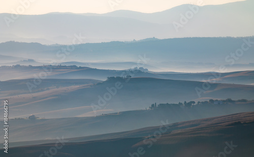 Morgennebel über den Hügeln der Toskana im Val d'orcia