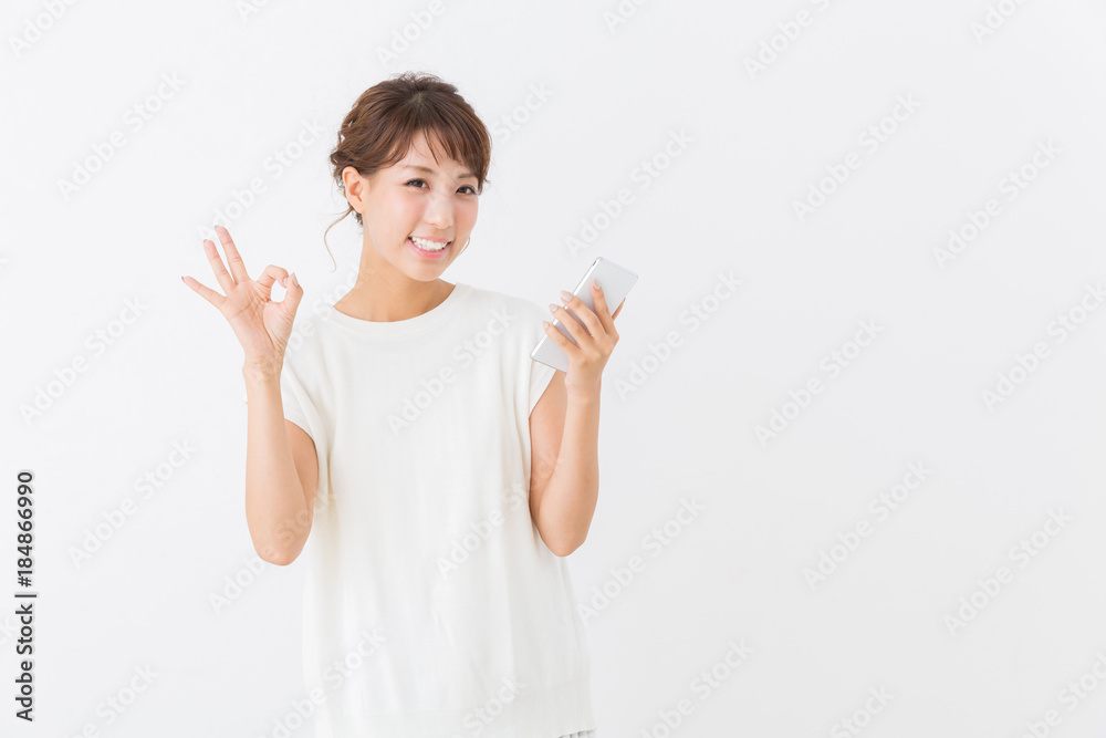 スマホを見る女性 スマホを見る女性