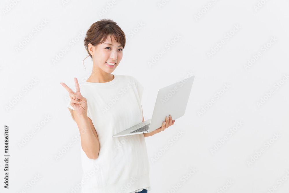 パソコンを見る女性