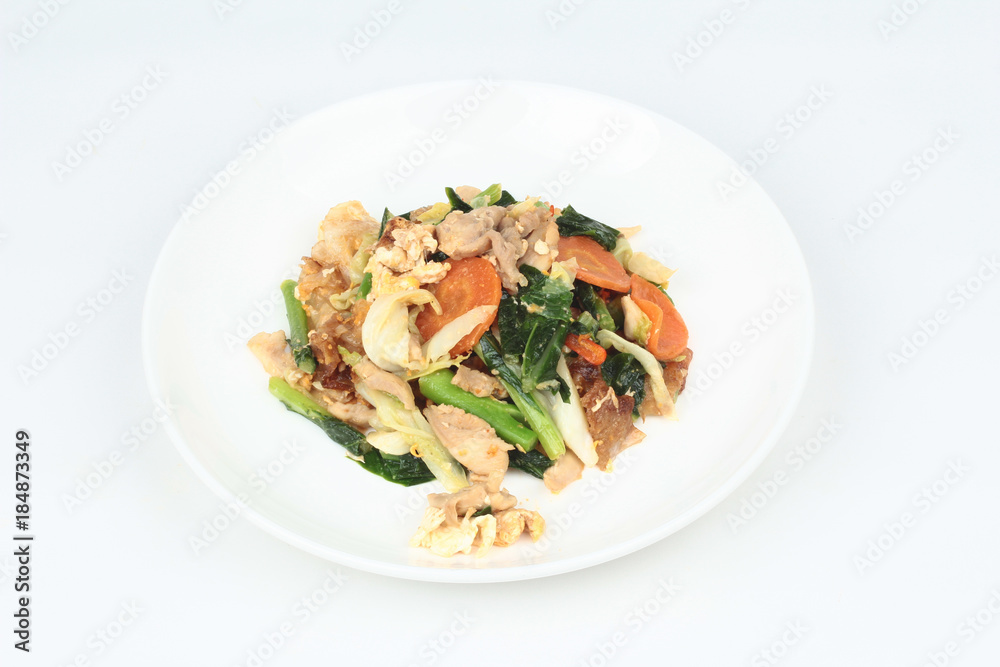 Fried big noodle with chicken and vegetables.